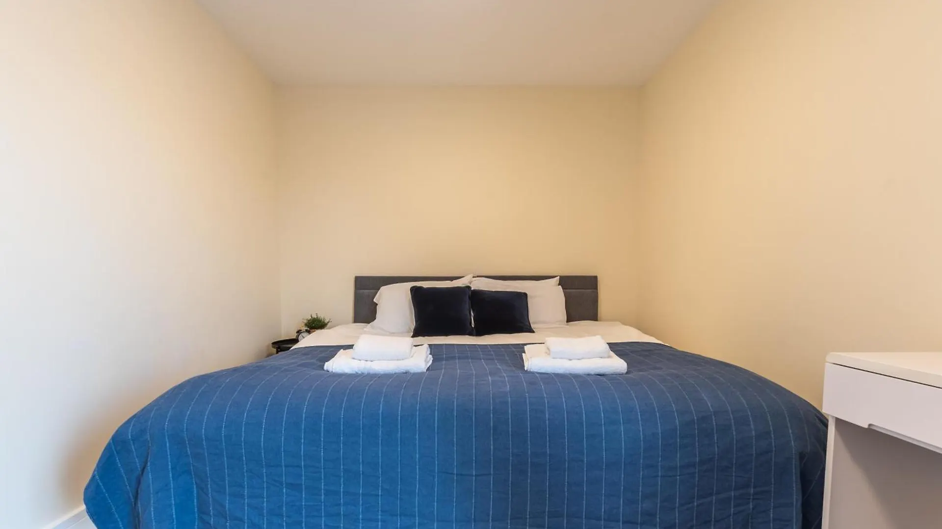 Apartment With Free P For Van. Southampton 0*,
